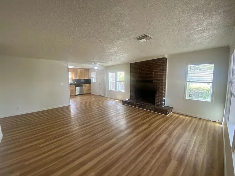 310 SE Gregory Dr — Photo 3