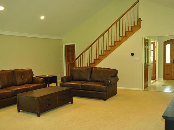 3rd image of 312 Winchester Dr