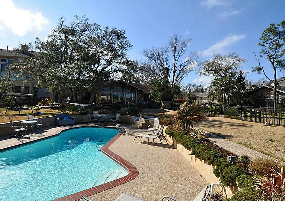 1st image of 1022 Shorewood Dr