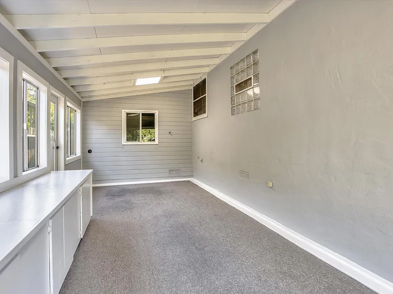 415 Bay Rd — Photo 22