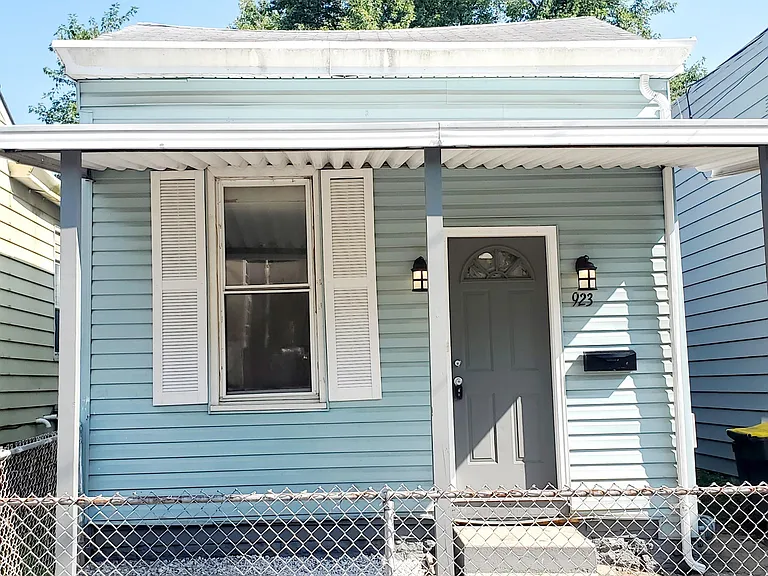 923 4th Ave — Photo 1