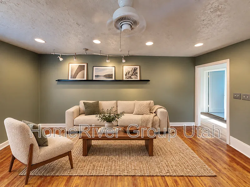 4 bed, 2.0 bath, 1879 sqft, $1,900 — Photo 2