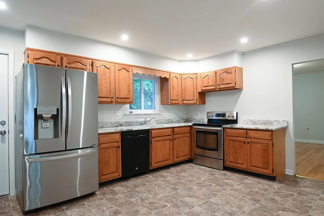 4 bed, 2.5 bath, 2700 sqft, $3,500 — Photo 4