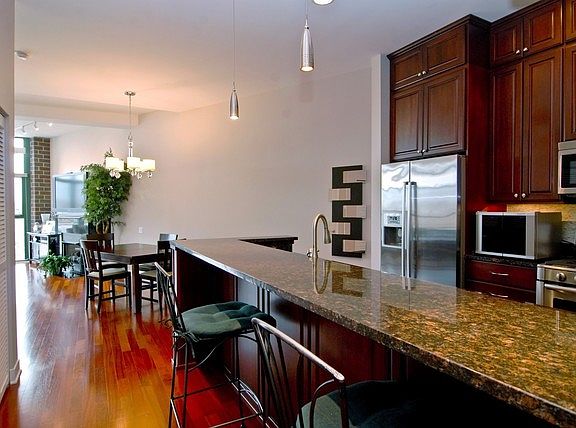 4th image of 1623 W Melrose St #503