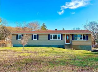 4 Seneca Dr, Trumbull, CT 06611