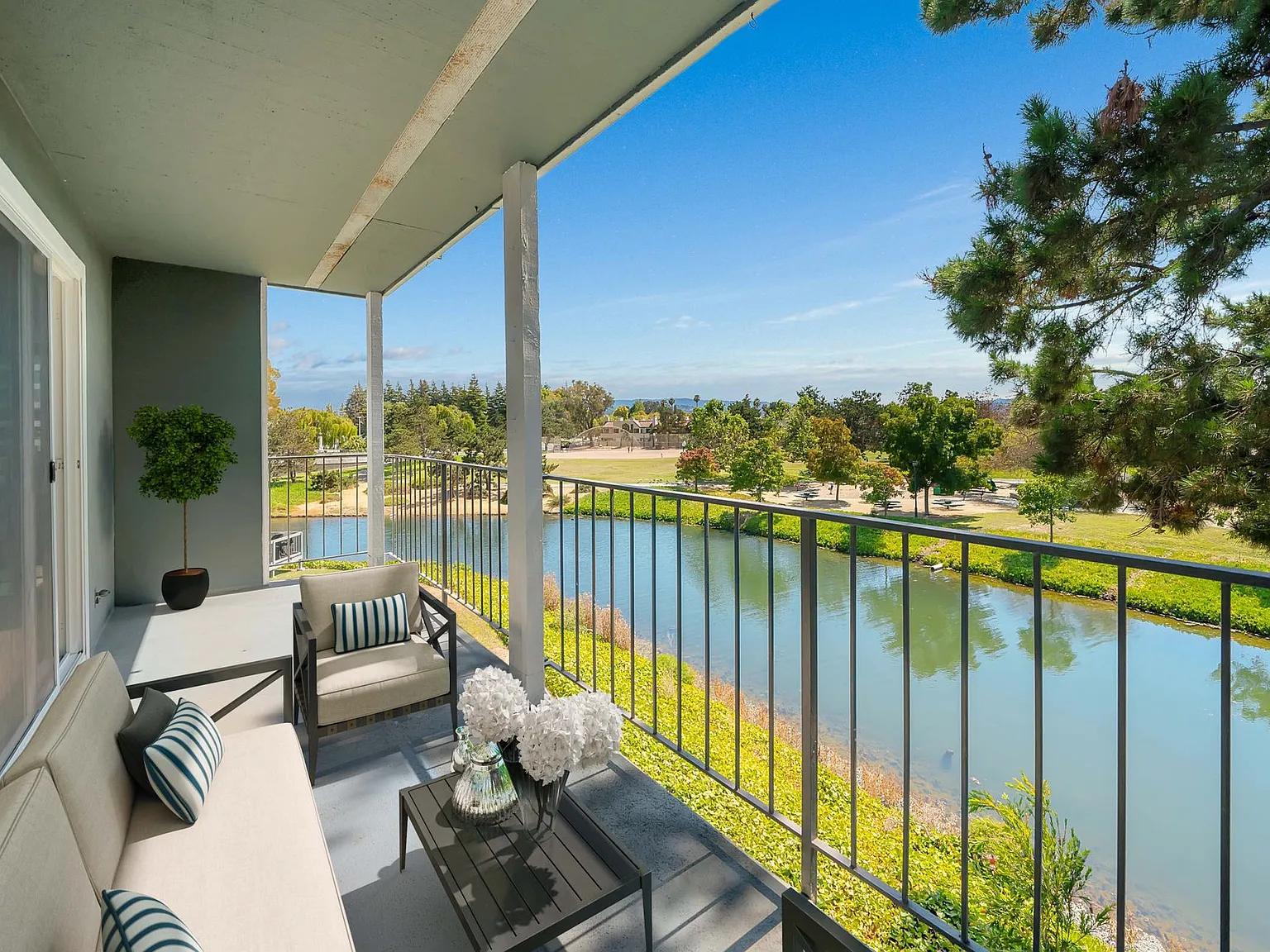 Mariners West Apartments — Photo 1