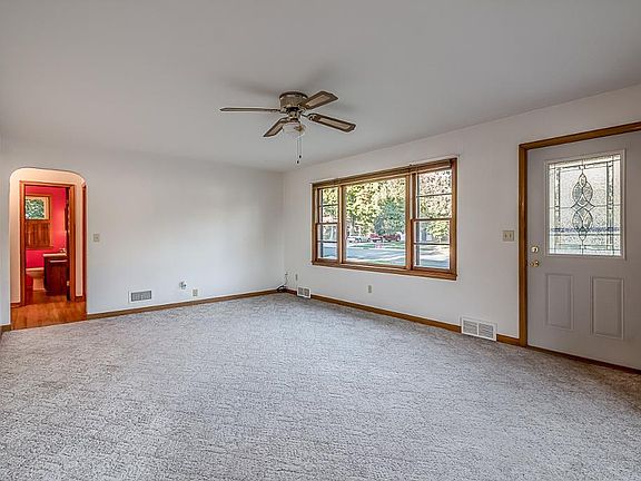4th image of 332 N Lexington Ave