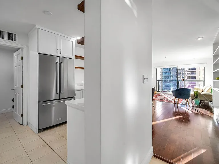 10724 Wilshire Blvd #809 — Photo 4