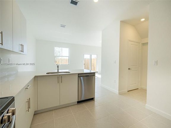 3rd image of 2510 SE 29th St