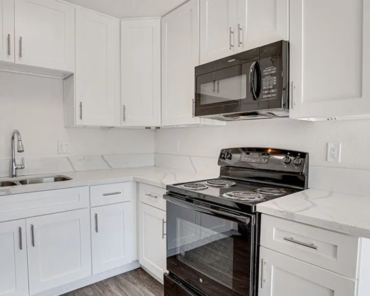 1286 N Mollison Ave — Photo 5