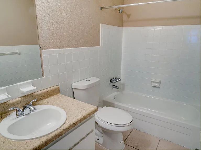 Hibiscus Place Apartments — Photo 9