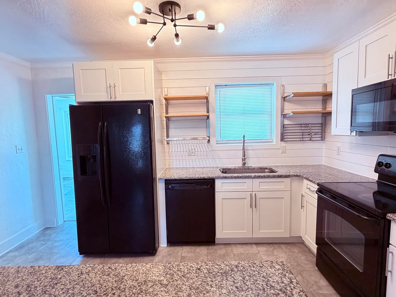3 bed, 2.0 bath, 1151 sqft, $2,450 — Photo 4
