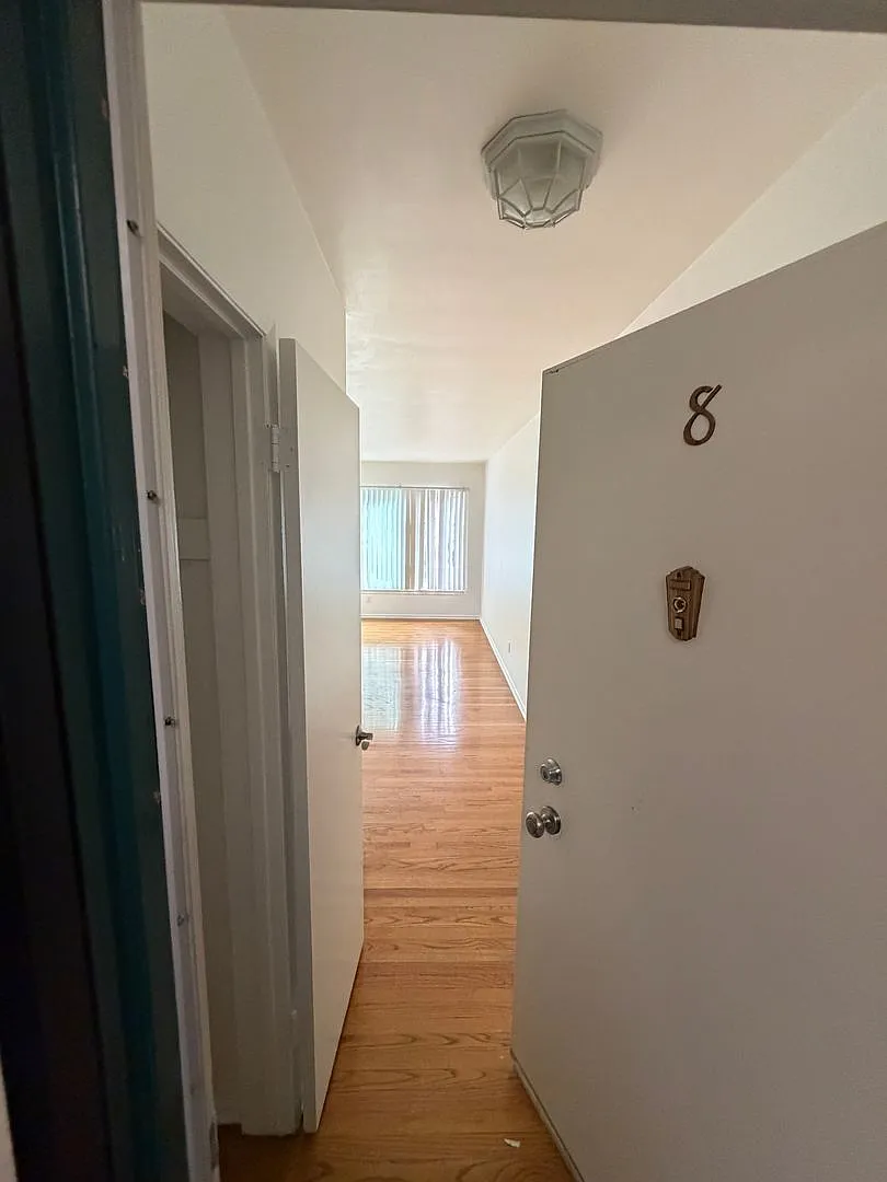 Hoover St. Apartments — Photo 4