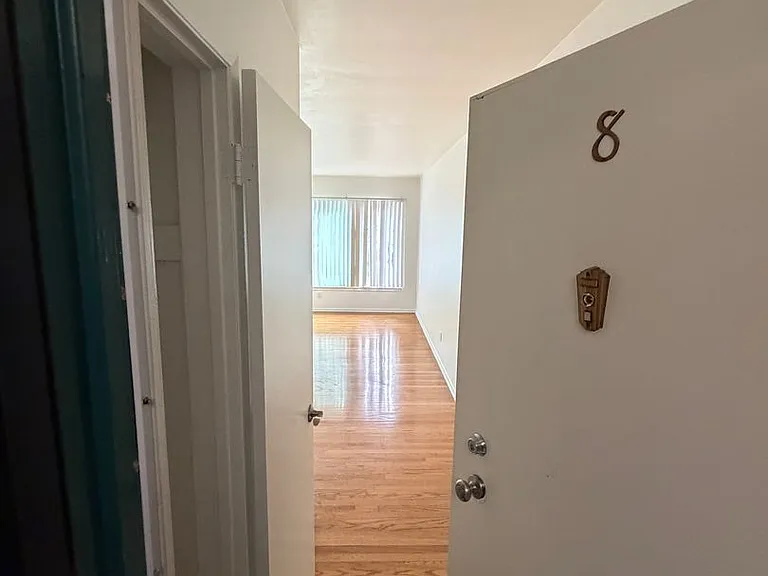 435 S Hoover St — Photo 4