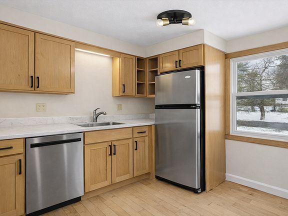 5th image of 105 Pomeroy Ln