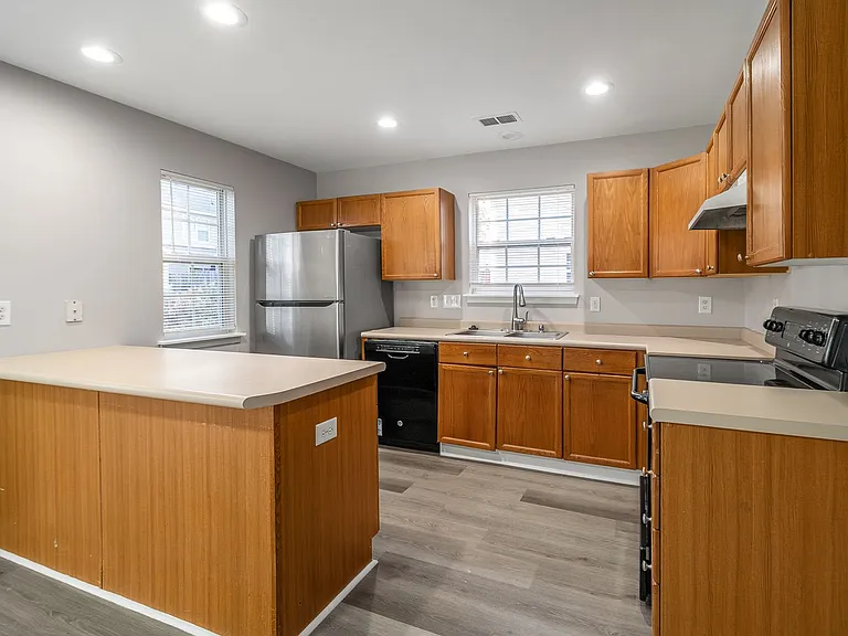 7819 Petrea Ln — Photo 10