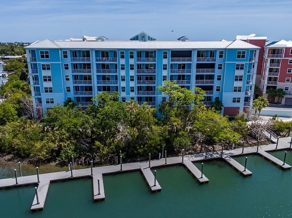 3 Riverwalk Dr #404