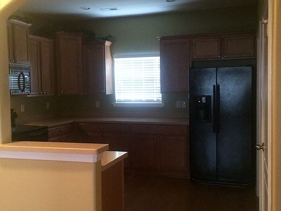 4th image of 614 Summerville Way