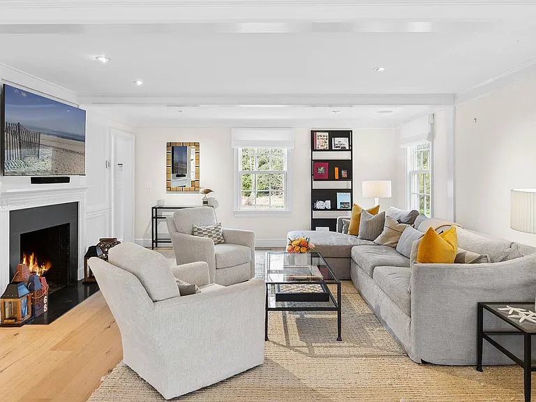 5 Hook Pond Ln — Photo 2