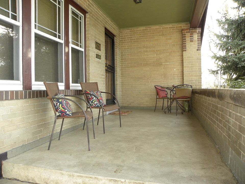 WELCOMING AND RELAXING QUAINT FRONT PORCH