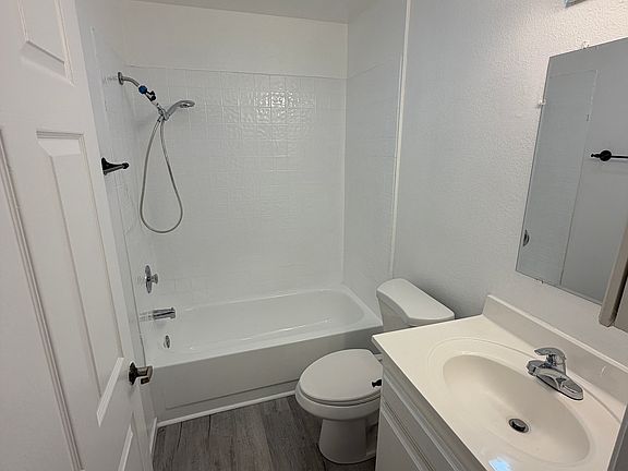 3rd image of 4434 Fulton Ave APT 205