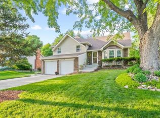1950 E Sunvale Dr, Olathe, KS 66062
