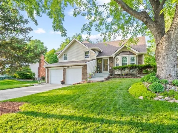 1950 E Sunvale Dr, Olathe, KS 66062