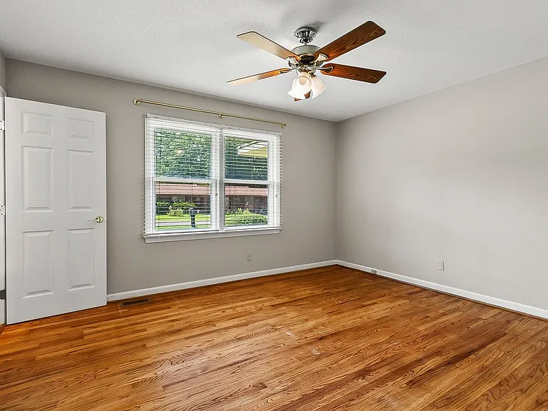 2496 Valley View Ln — Photo 18