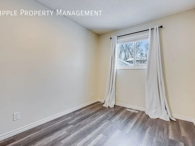 63 Woodglen Close SW #UPPER — Photo 11