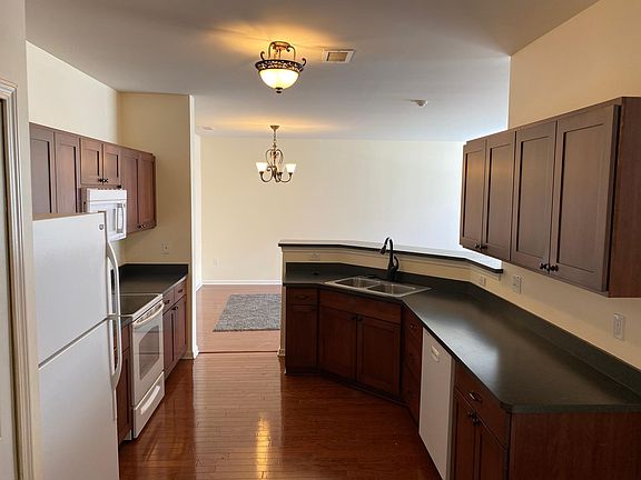 5th image of 47644 Ormskirk Dr