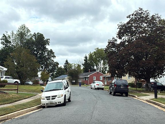 5th image of 2202 Maple Hill Ct