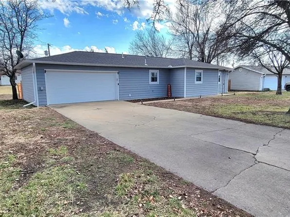5 Prairie Dr, Iola, KS 66749