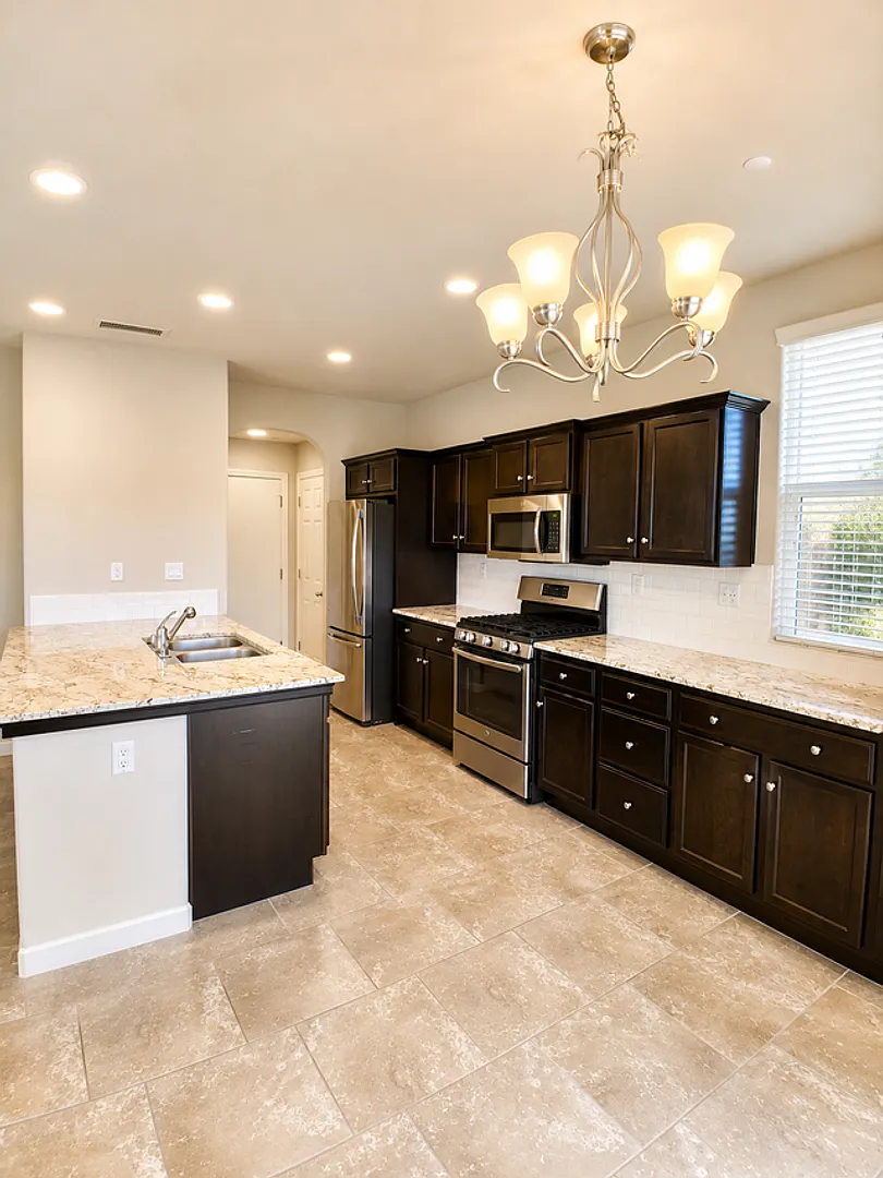 Modern 3-Bedroom, 2.5-Bath In Clovis! **Solar Included - Pge Savings** — Photo 2