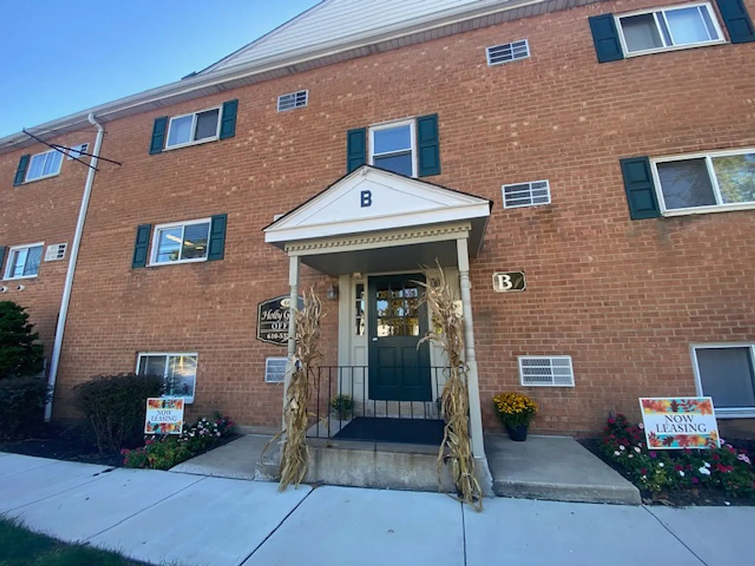 HOLLY GARDEN APARTMENTS — Photo 1