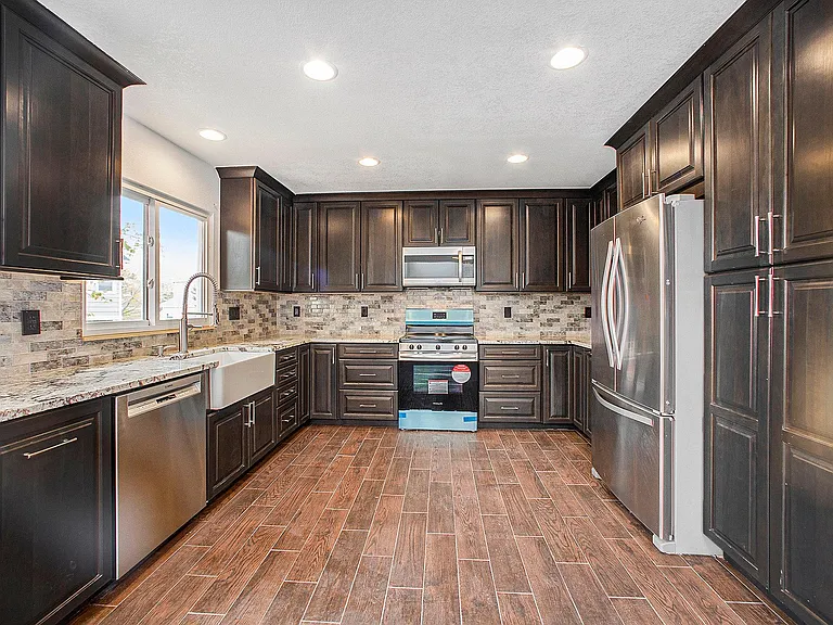 8438 Bluegrass Cir — Photo 3