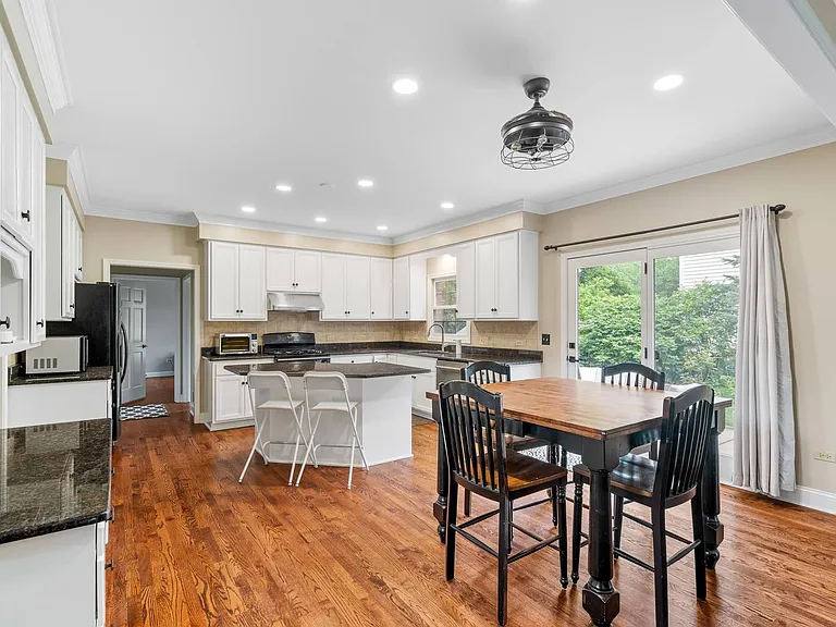 840 S Loomis St — Photo 4