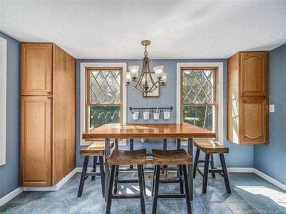 Eat-in kitchen, breakfast table. Enjoy your morning coffee in this bright sunny room.