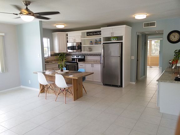 5th image of 308 Newport Ct #T