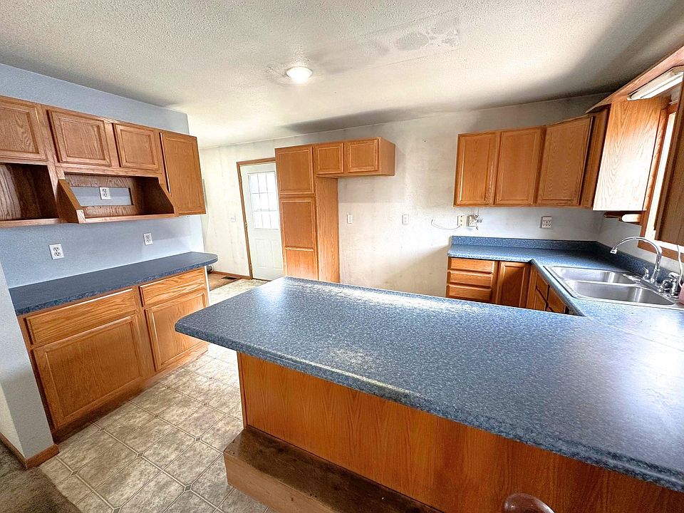 2402 Madison St, Emmetsburg, IA 50536 Zillow