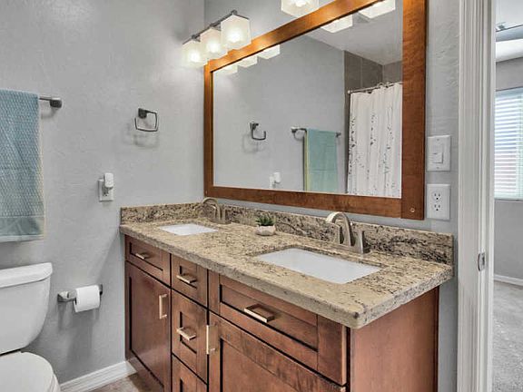 4th image of 4032 E Ludlow Dr