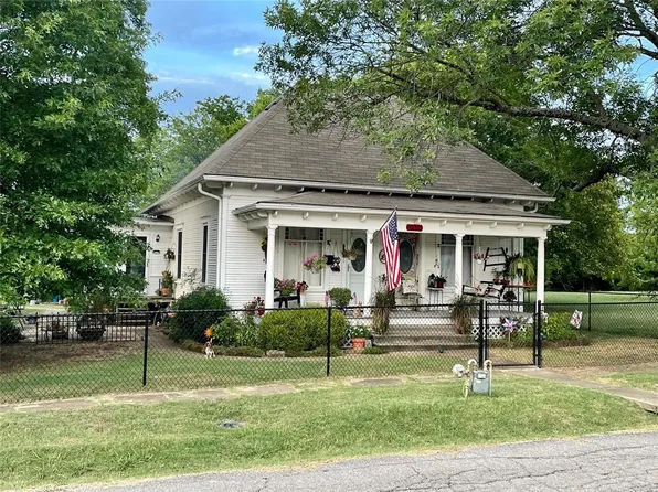 211 E 17th St, Mounds, OK 74047
