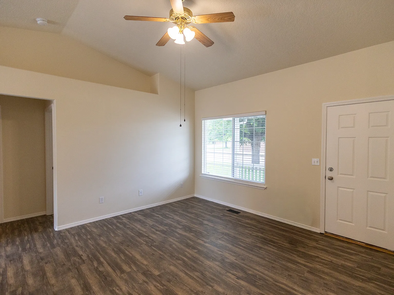 3 bed, 941 sqft, $1,900 — Photo 4