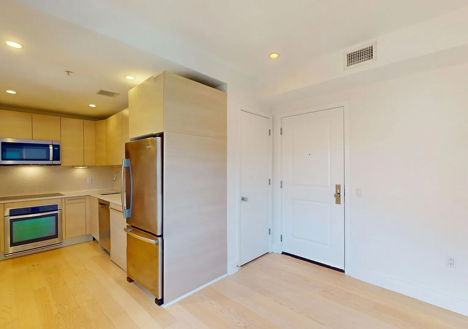 Top Floor Updated One Bedroom W/Sleek Appliances, Washer/Dryer Combo in Amazing Location! — Photo 3