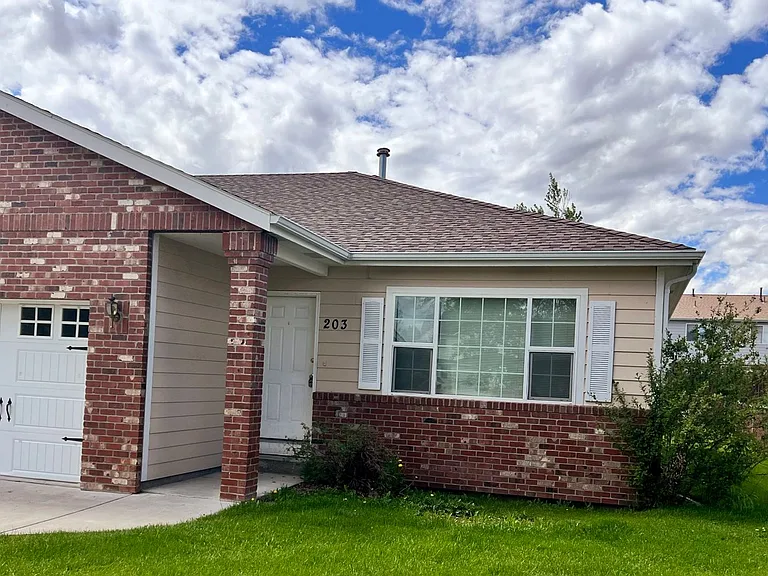 201 & 203 N Hunters Way — Photo 9