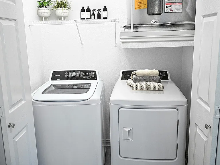 3x2 1370 sqft C1 - Laundry