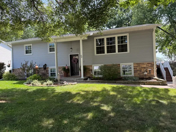 1219 Sunrise Cir, Muscatine, IA 52761