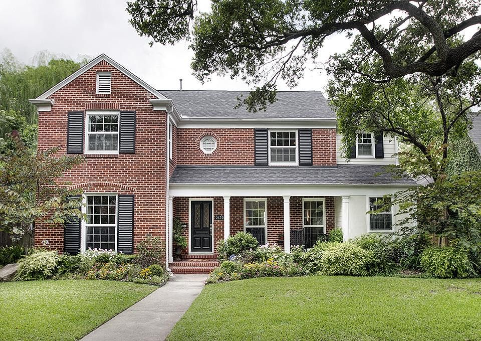 Beautiful curb appeal, fabulous location on the block in Southgate! Great front porch and large fron