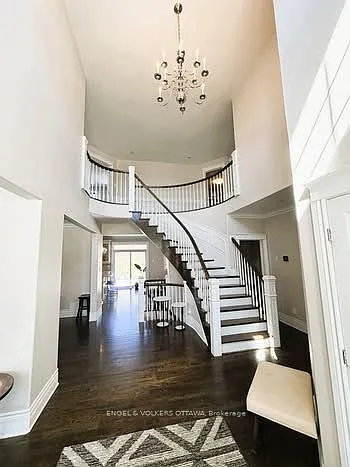 29 Franklin Cathcart Cres — Photo 2
