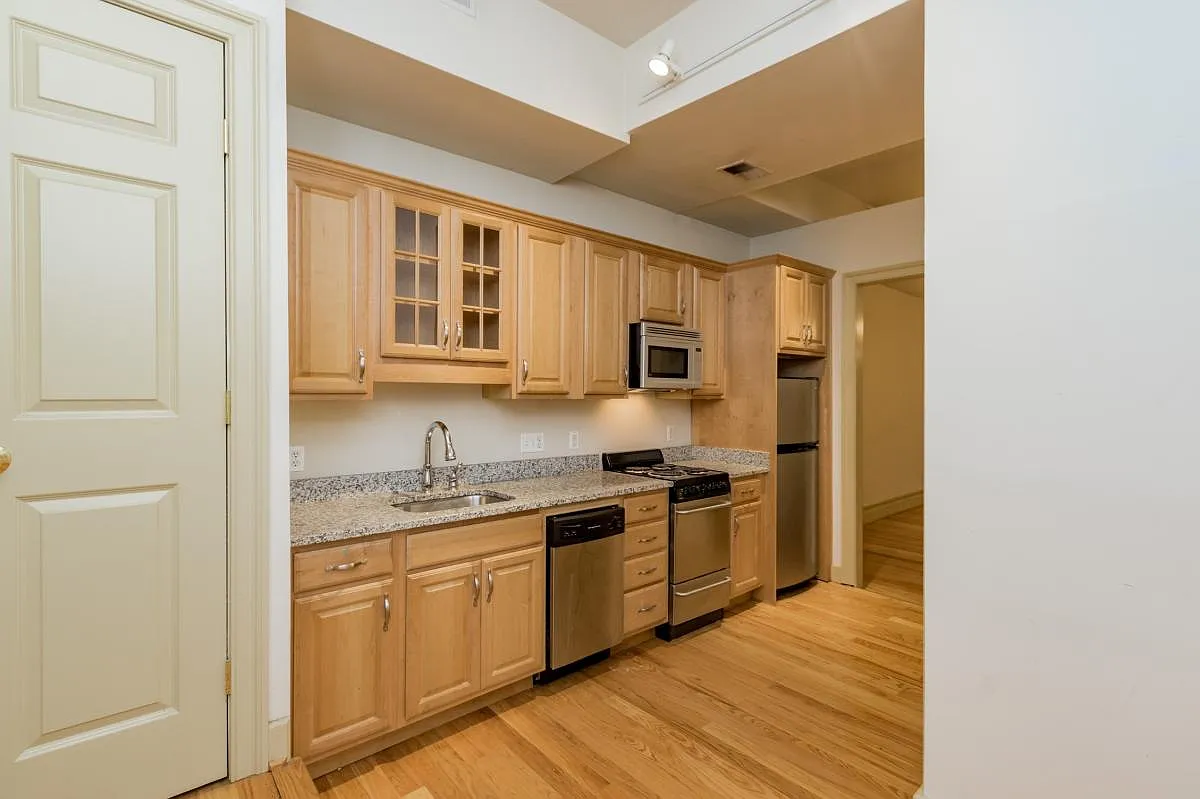 324 South Broadway — Photo 3