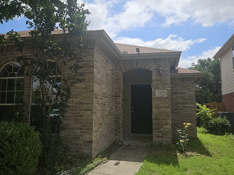 1042 Warbler — Photo 2